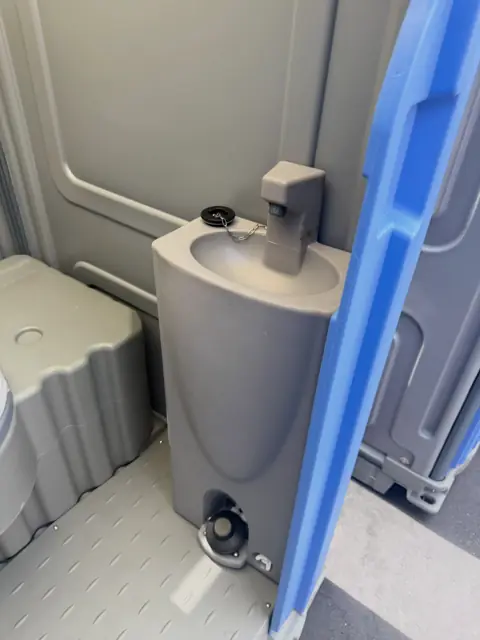 Deluxe flush + sink — Charles Rental Works